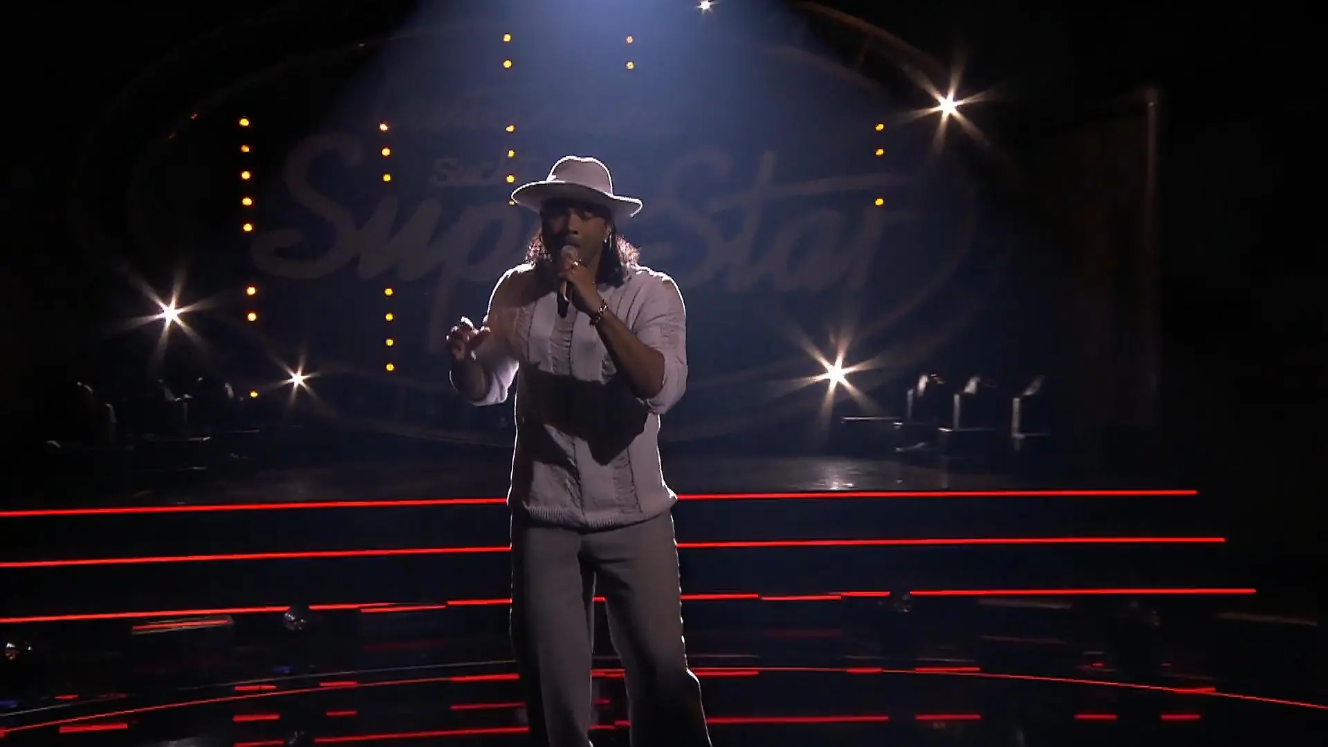Karl Jeroboan bringt Soul auf die DSDS-Final-Bühne Mit dem Titel "It's A Man's Man's Man's World"