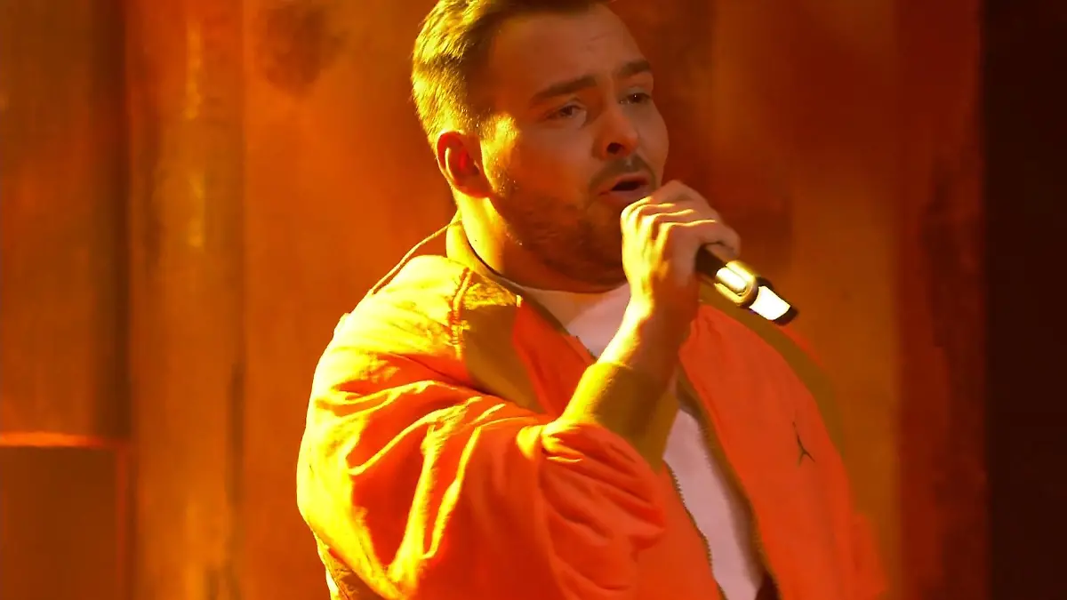 Kevin Jenewein sorg mit "Locked Out Of Heaven" für Feuer Dieser DSDS-Finalauftritt hat es in sich