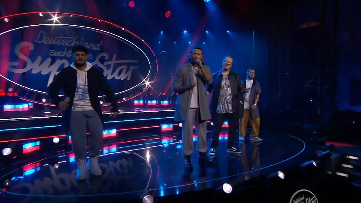 Karl, Jan-Marten, Starian und Kevin eröffnen das Finale Gruppensong im DSDS-Finale