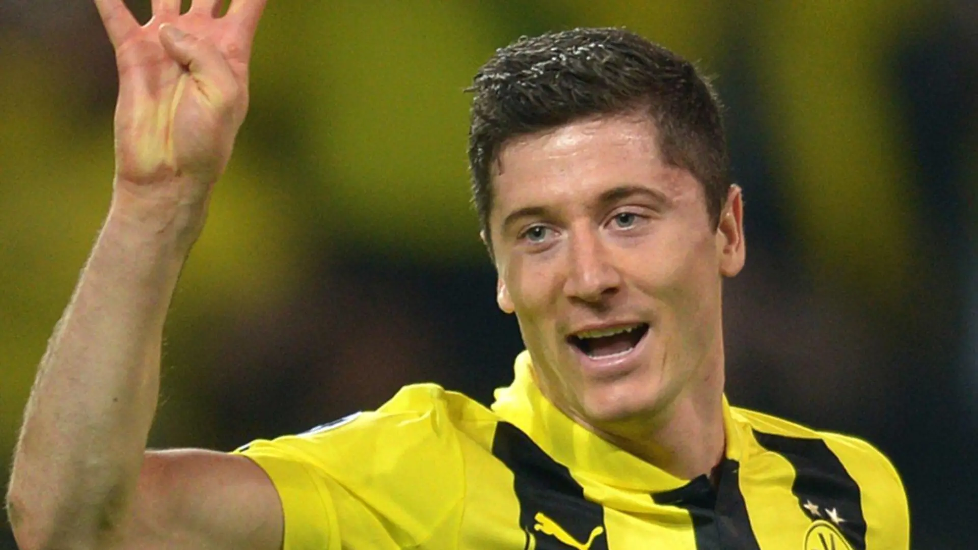 FILE - Dortmund's Robert Lewandowski celebrates after scoring 4-1 during the UEFA Champions League semi final first leg soccer match between Borussia Dortmund and Real Madrid at BVB stadium Dortmund in Dortmund, Germany, 24 April 2013. Photo: Federico Gambarini/dpa (zu dpa-Meldung: «Real selbstbewusst zum BVB - Respekt vor Lewandowski» vom 07.04.2014) +++(c) dpa - Bildfunk+++