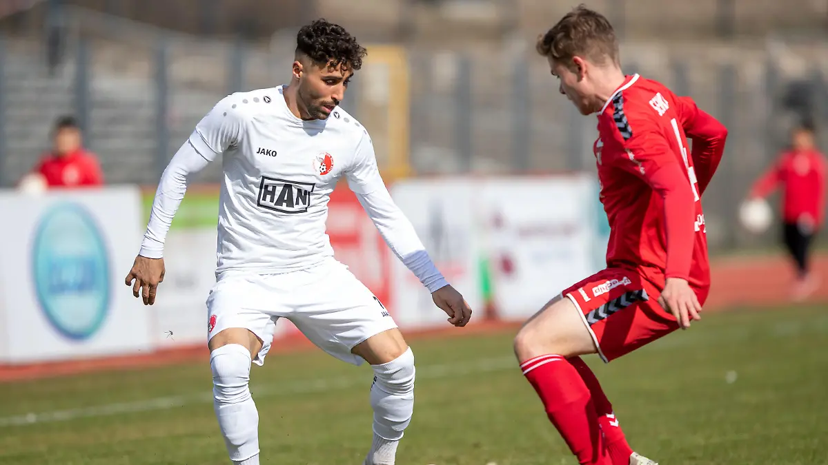 Berlin, 19.03.22, Fussball, Regionalliga Nordost, 30. Spieltag, Berliner AK - ZFC Meuselwitz, Poststadion. Nader El-Jindaoui (l) von Berliner AK kaempft gegen Kilian Senkbeil von ZFC Meuselwitz um den Ball.