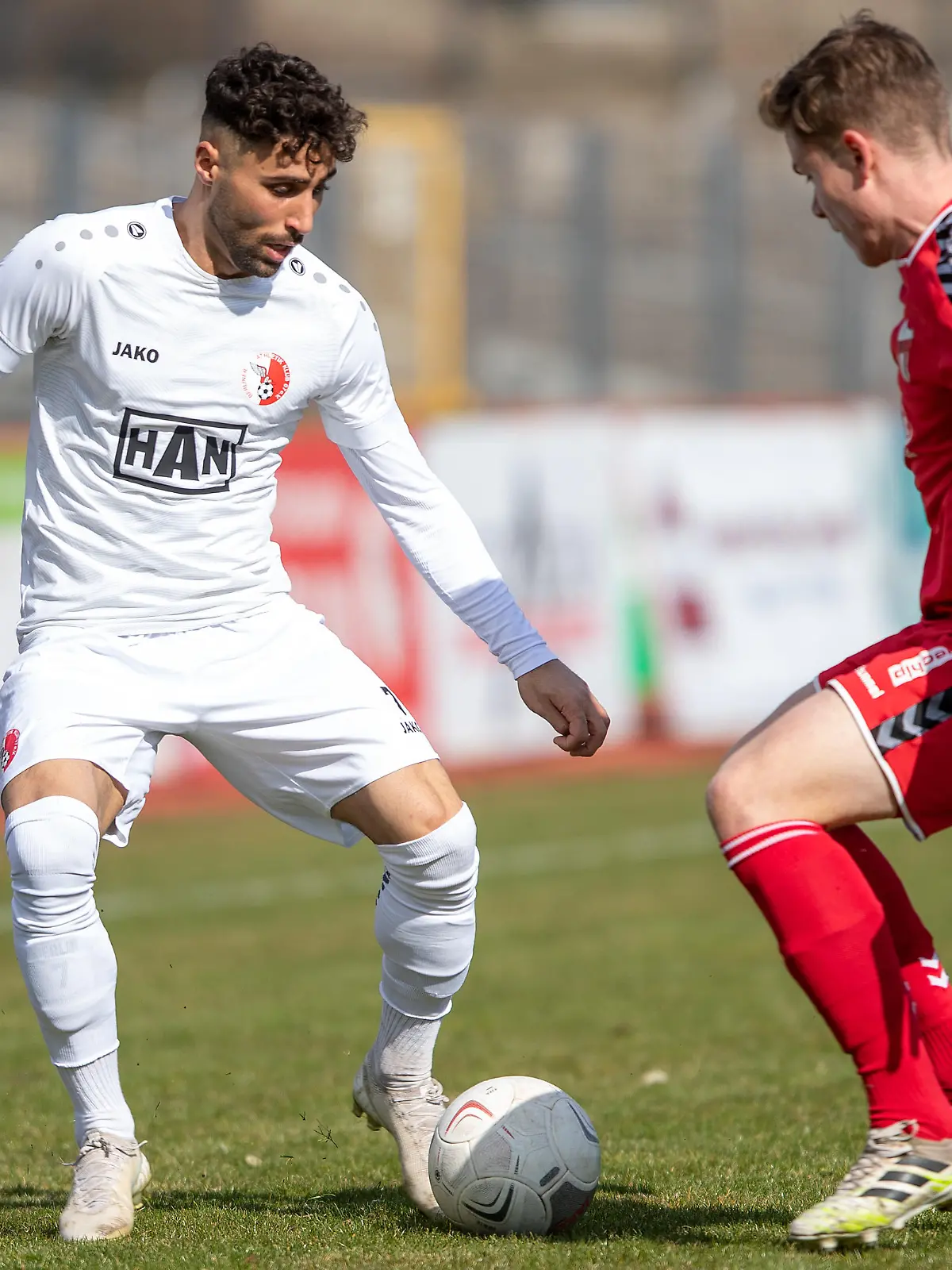 Berlin, 19.03.22, Fussball, Regionalliga Nordost, 30. Spieltag, Berliner AK - ZFC Meuselwitz, Poststadion. Nader El-Jindaoui (l) von Berliner AK kaempft gegen Kilian Senkbeil von ZFC Meuselwitz um den Ball.