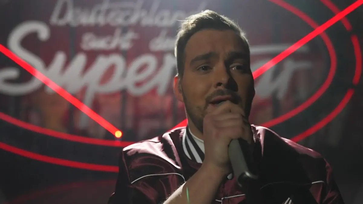 Kevin Jenewein singt "Here Waiting" von Richard Marx Er legt all sein Gefühl da rein bei DSDS