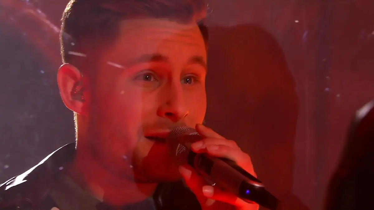 Jan Böckmann singt "Ungeschminkt" von Johannes Oerding Er begeistert im Halbfinale bei DSDS 2021