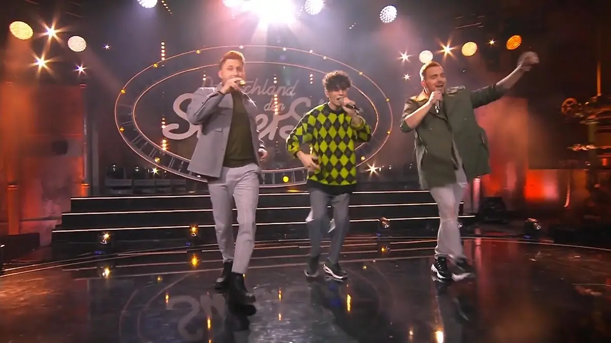 Kevin, Daniele und Jan B. performen ihren Gruppensong Sie starten als letzte Gruppe in den Abend