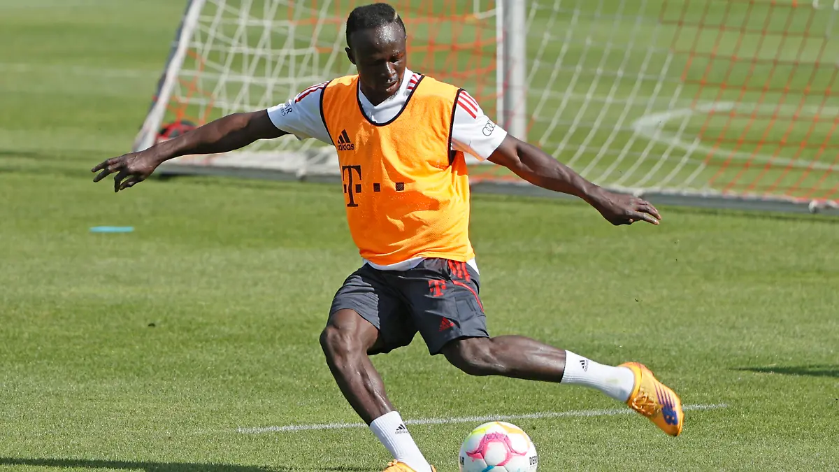 (220709) -- MUNICH, July 9, 2022 (action press/Xinhua) -- Sadio Mane of Bayern Munich attends a pre-season training session at Bayern Munich football club's training ground of Saebener Street in Munich, Germany, on July 8, 2022. (Photo by Philippe Ruiz/action press/Xinhua) / action press