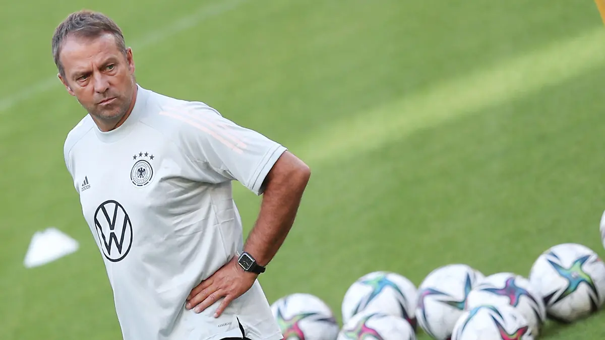 04.09.2021, Baden-Württemberg, Stuttgart: Fußball: Nationalmannschaft, Abschlusstraining vor dem WM-Qualifikationsspiel gegen Armenien. Bundestrainer Hansi Flick verfolgt das Training. (zu dpa "Bundestrainer Flick gibt Kader für WM-Quali am 1. Oktober bekannt") Foto: Tom Weller/dpa +++ dpa-Bildfunk +++