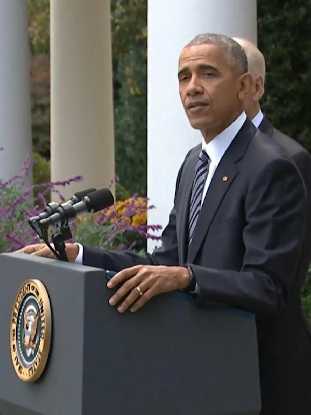 Bild zu: "Barack Obama zeigt ein seltenes Kinderbild mit seinem Papa"