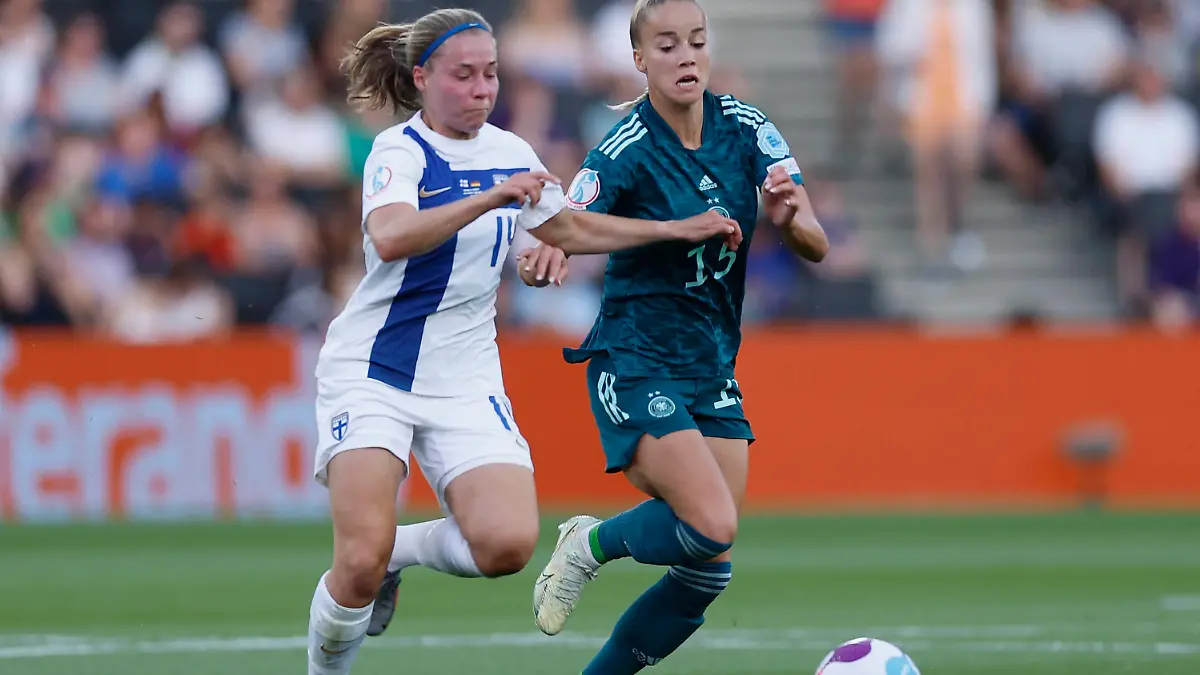16.07.2022, Fussball, UEFA Womens EURO 2022, Finnland - Deutschland, GB, Milton Keynes, Stadium MK Bild: v. li. Heidi Kollanen Finland, 14 und Giulia Gwinn Deutschland 15 *** 16 07 2022, Football, UEFA Womens EURO 2022, Finland Germany, GB, Milton Keynes, Stadium MK picture v li Heidi Kollanen Finland, 14 and Giulia Gwinn Germany 15 Copyright: HMBxMedia/xHeikoxBecker