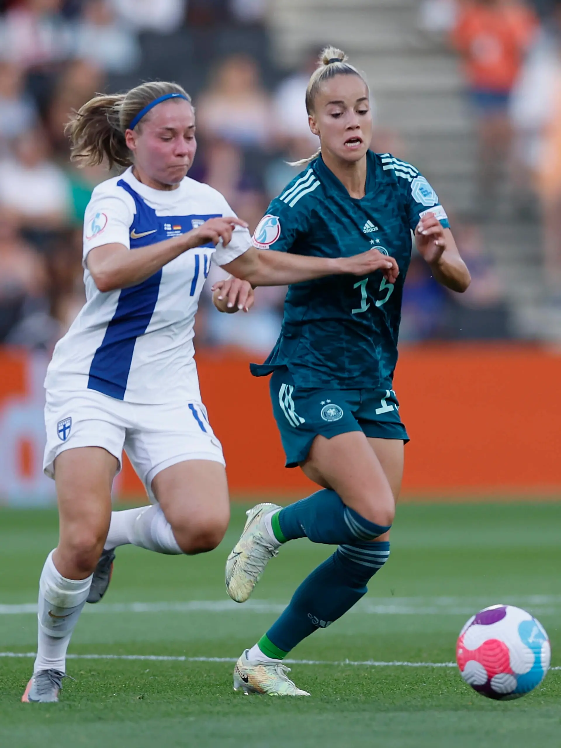 16.07.2022, Fussball, UEFA Womens EURO 2022, Finnland - Deutschland, GB, Milton Keynes, Stadium MK Bild: v. li. Heidi Kollanen Finland, 14 und Giulia Gwinn Deutschland 15 *** 16 07 2022, Football, UEFA Womens EURO 2022, Finland Germany, GB, Milton Keynes, Stadium MK picture v li Heidi Kollanen Finland, 14 and Giulia Gwinn Germany 15 Copyright: HMBxMedia/xHeikoxBecker 