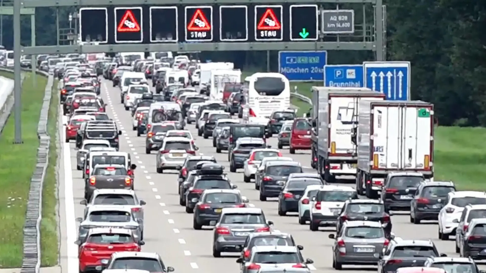 Die Stauprognose - vor allem für dieses Wochenende ist düster: Nunmehr ist auch in Bayern und Baden-Württemberg Ferienzeit und dies zeigt sich ad hoch auf den Autobahnen wie auf der A8 bei München. Viele wollen offenbar in den Süden und so ist die vierspurige Autobahn am Samstag völlig überlastet. Laut dem ADAC kam es zeitweise von Staus bis zu 24 Kilometern. Die Reiselust ist groß, doch die Infektionszahlen in vielen Urlaubsländern schießen in die Höhe. So setzen viele auf Reiseziele, die mit dem Auto erreichbar sind. Zusätzlich gibt es Kontrollen an den Grenzen. In Österreich wird nach wie vor ein Impfnachweis oder ein gültiger Corona-Test bei der Einreise verlangt. Dies begünstigt zusätzlich die Staus. München/A8 - Me