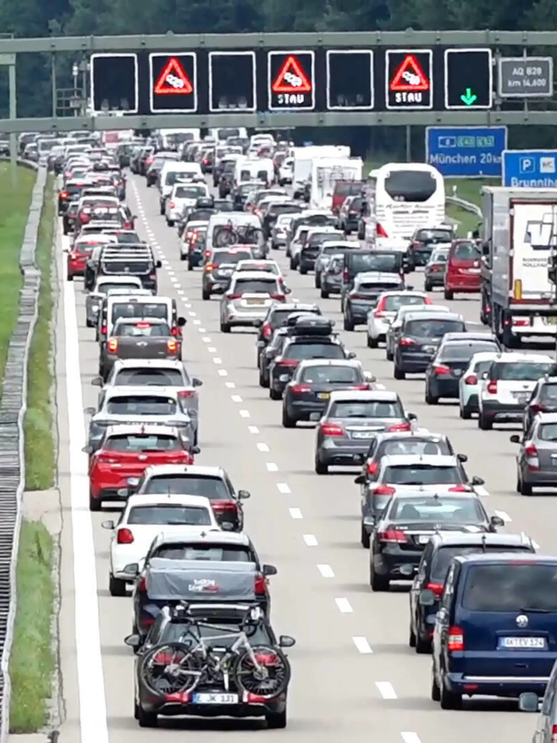  Die Stauprognose - vor allem für dieses Wochenende ist düster: Nunmehr ist auch in Bayern und Baden-Württemberg Ferienzeit und dies zeigt sich ad hoch auf den Autobahnen wie auf der A8 bei München. Viele wollen offenbar in den Süden und so ist die vierspurige Autobahn am Samstag völlig überlastet. Laut dem ADAC kam es zeitweise von Staus bis zu 24 Kilometern. Die Reiselust ist groß, doch die Infektionszahlen in vielen Urlaubsländern schießen in die Höhe. So setzen viele auf Reiseziele, die mit dem Auto erreichbar sind. Zusätzlich gibt es Kontrollen an den Grenzen. In Österreich wird nach wie vor ein Impfnachweis oder ein gültiger Corona-Test bei der Einreise verlangt. Dies begünstigt zusätzlich die Staus. München/A8 - Me