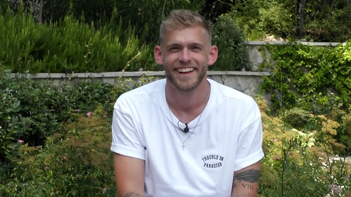 Dennis geht seine Aufgabe mit Humor an "Temptation Island"-Verführer