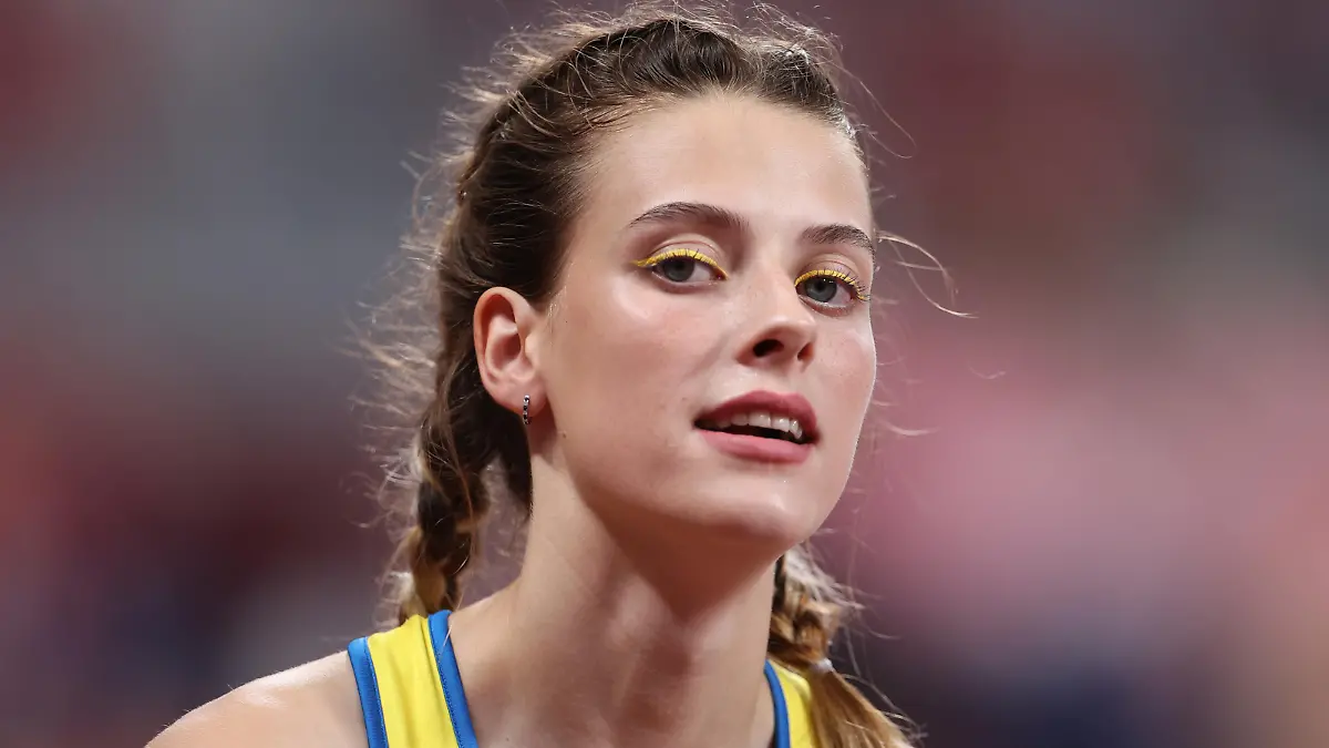 Leichtathletik: Olympia, Hochsprung, Frauen, Finale im Olympiastadion. Yaroslava Mahuchikh aus der Ukraine hat ihre Wimpern und Lid in den Landesfarben der Ukraine bemalt.