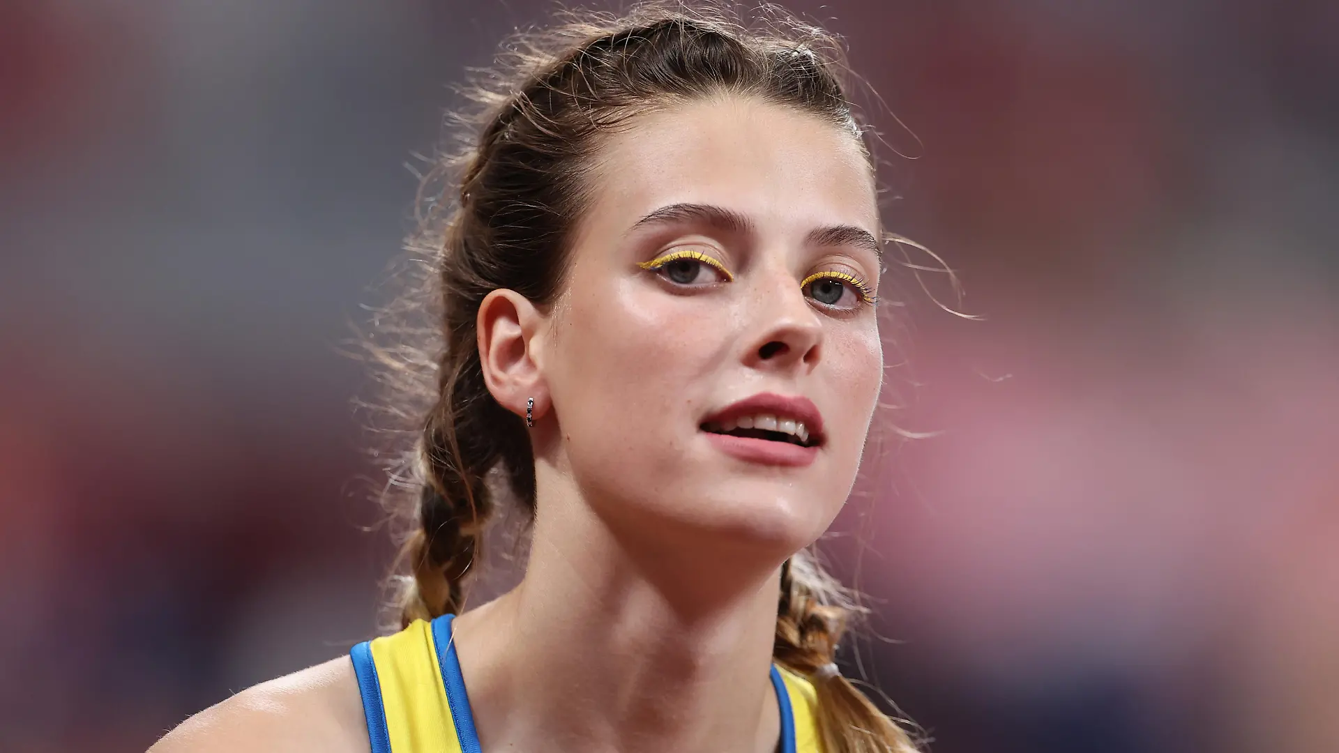 Leichtathletik: Olympia, Hochsprung, Frauen, Finale im Olympiastadion. Yaroslava Mahuchikh aus der Ukraine hat ihre Wimpern und Lid in den Landesfarben der Ukraine bemalt.