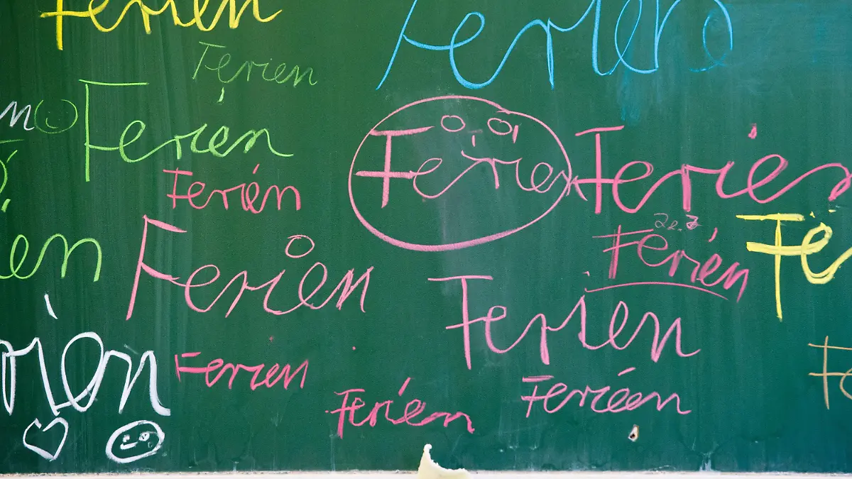 ARCHIV - Kinder einer dritten Klasse der Grundschule Mitte in Frankfurt (Oder) (Brandenburg) haben am 19.06.2013 nach ihrer Zeugnisausgabe das Wort "Ferien" an die Tafel geschrieben. Am Mittwoch (26.06.2013) ist für fast eine Million niedersächsische und Bremer Schüler der letzte Schultag vor den Sommerferien. Sechs Wochen lang sind sie nun befreit von Unterricht und Hausaufgaben. Foto: Patrick Pleul/dpa +++(c) dpa - Bildfunk+++
