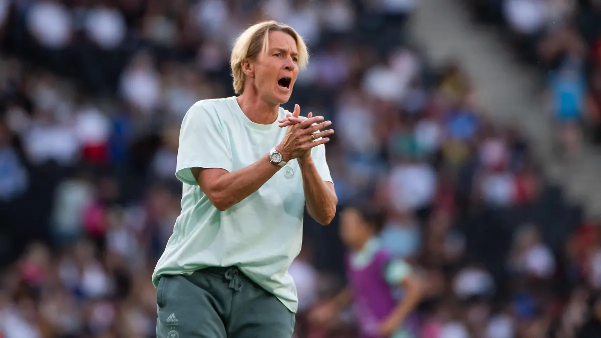 Martina Voss-Tecklenburg Deutschland, Bundestrainerin motiviert ihr Team, GBR, Deutschland vs. Finnland, Fussball UEFA Womens EURO 2022, 16.07.2022, Gruppe B, 3. Spieltag GBR, Deutschland vs. Finnland, Fussball UEFA Womens EURO 2022, 16.07.2022, Gruppe B, 3. Spieltag *** Martina Voss Tecklenburg Germany, German coach motivates her team, GBR, Germany vs Finland, Football UEFA Womens EURO 2022, 16 07 2022, Group B, Matchday 3 GBR, Germany vs Finland, Football UEFA Womens EURO 2022, 16 07 2022, Group B, Matchday 3 Copyright: xEibner/Memmlerx EP_MMR