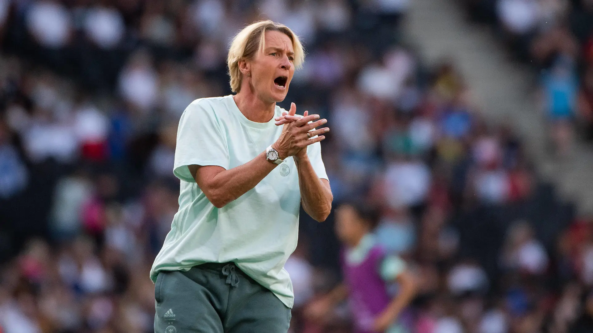 Martina Voss-Tecklenburg Deutschland, Bundestrainerin motiviert ihr Team, GBR, Deutschland vs. Finnland, Fussball UEFA Womens EURO 2022, 16.07.2022, Gruppe B, 3. Spieltag GBR, Deutschland vs. Finnland, Fussball UEFA Womens EURO 2022, 16.07.2022, Gruppe B, 3. Spieltag *** Martina Voss Tecklenburg Germany, German coach motivates her team, GBR, Germany vs Finland, Football UEFA Womens EURO 2022, 16 07 2022, Group B, Matchday 3 GBR, Germany vs Finland, Football UEFA Womens EURO 2022, 16 07 2022, Group B, Matchday 3 Copyright: xEibner/Memmlerx EP_MMR