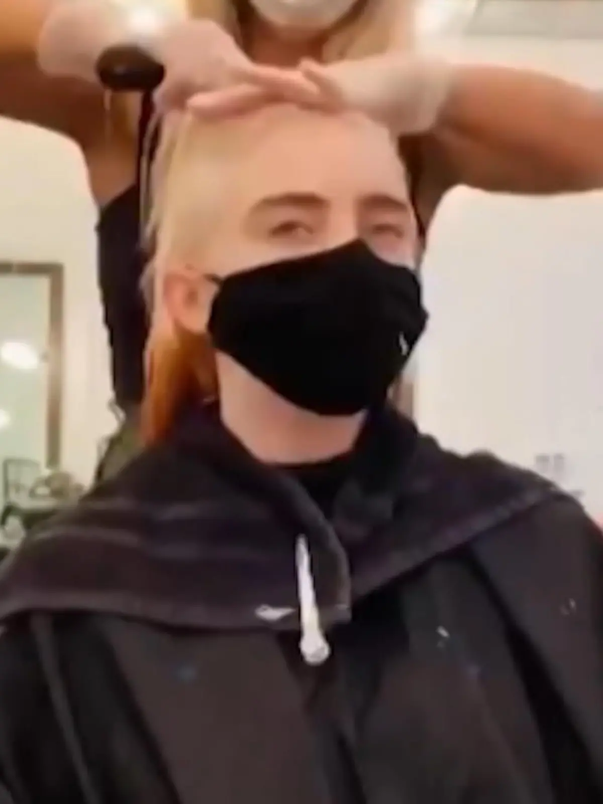 Bild zu: "Video zeigt Billie Eilishs Haar-Transformation"