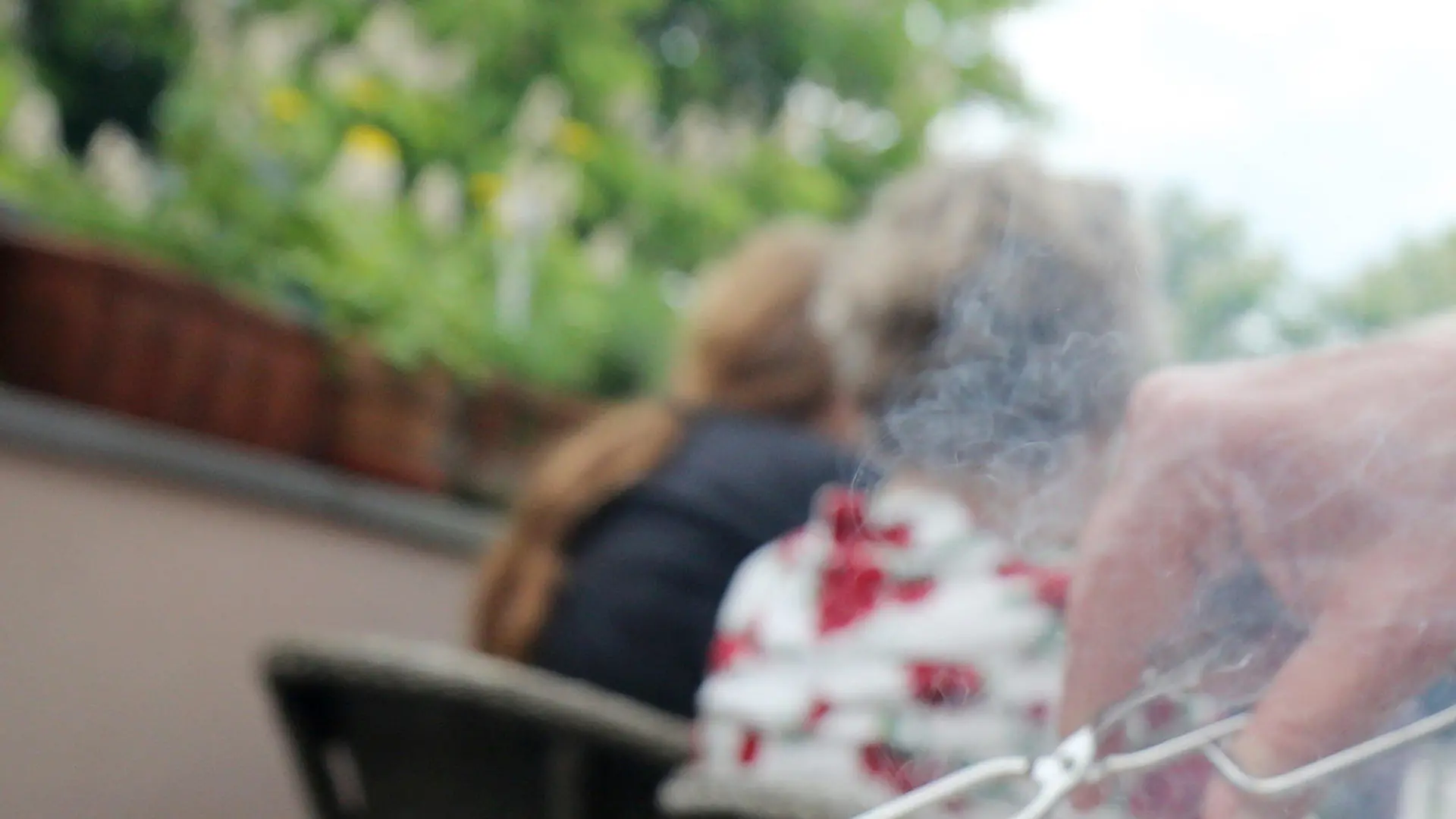 ARCHIV - Ein Partygast wendet am 13.05.2017 in Essen (Nordrhein-Westfalen) Grillgut auf einem kleinen Rundgrill. (zu dpa "Festmahl oder Wurst-Case-Szenario? Vom guten und schlechten Grillen" vom 23.05.2017) Foto: Roland Weihrauch/dpa +++(c) dpa - Bildfunk+++