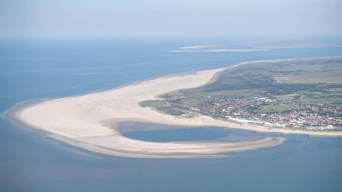 ARCHIV - 07.08.2020, Niedersachsen, Borkum: Die ostfriesische Insel Borkum. Ein Bündnis um die Deutsche Umwelthilfe geht gerichtlich gegen die umstrittene, geplante Erdgasförderung in der Nordsee nahe der Insel Borkum vor. (zu dpa: "Umwelthilfe klagt gegen geplante Erdgasförderung in der Nordsee") Foto: Sina Schuldt/dpa +++ dpa-Bildfunk +++
