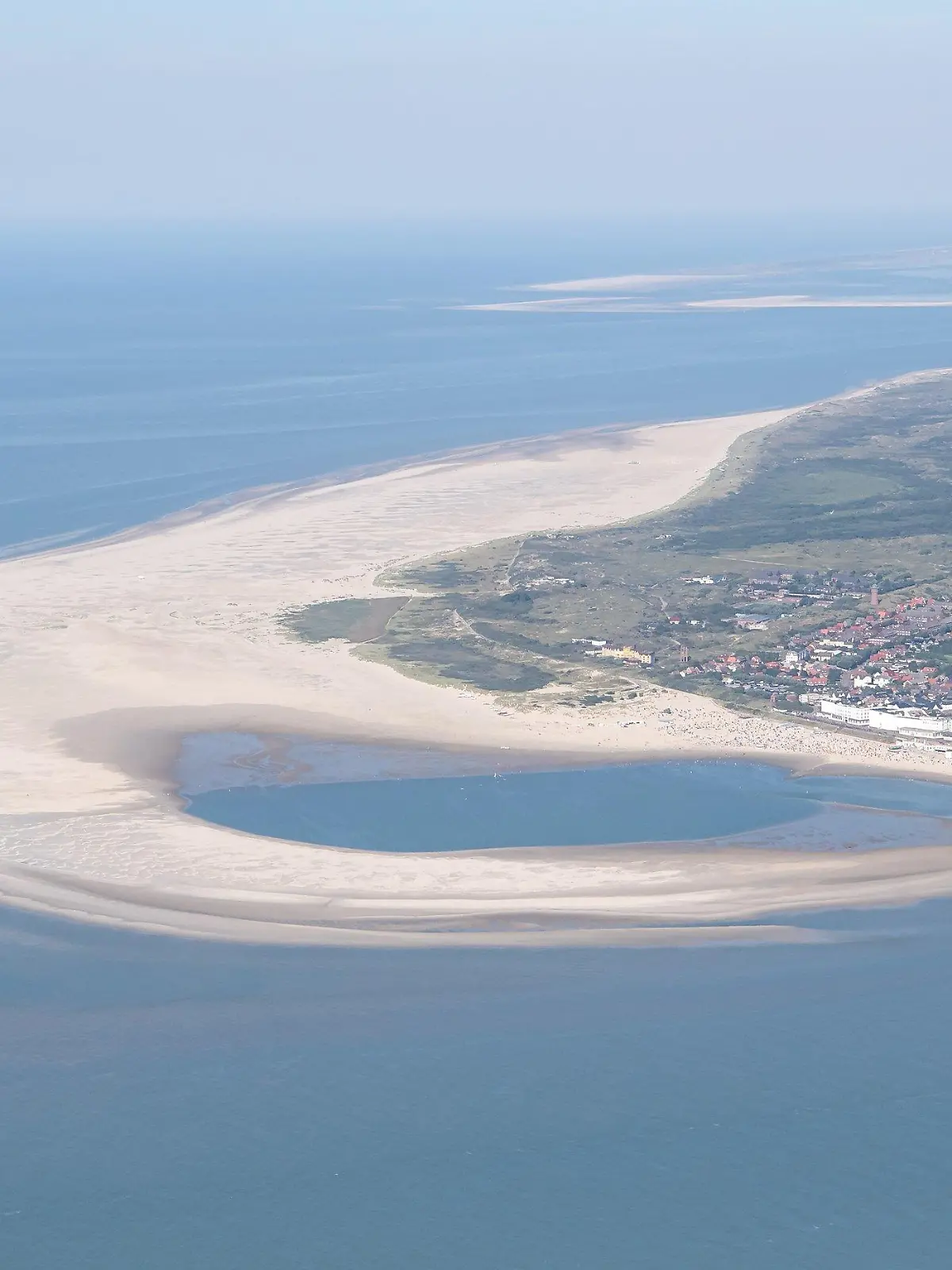 ARCHIV - 07.08.2020, Niedersachsen, Borkum: Die ostfriesische Insel Borkum. Ein Bündnis um die Deutsche Umwelthilfe geht gerichtlich gegen die umstrittene, geplante Erdgasförderung in der Nordsee nahe der Insel Borkum vor. (zu dpa: "Umwelthilfe klagt gegen geplante Erdgasförderung in der Nordsee") Foto: Sina Schuldt/dpa +++ dpa-Bildfunk +++