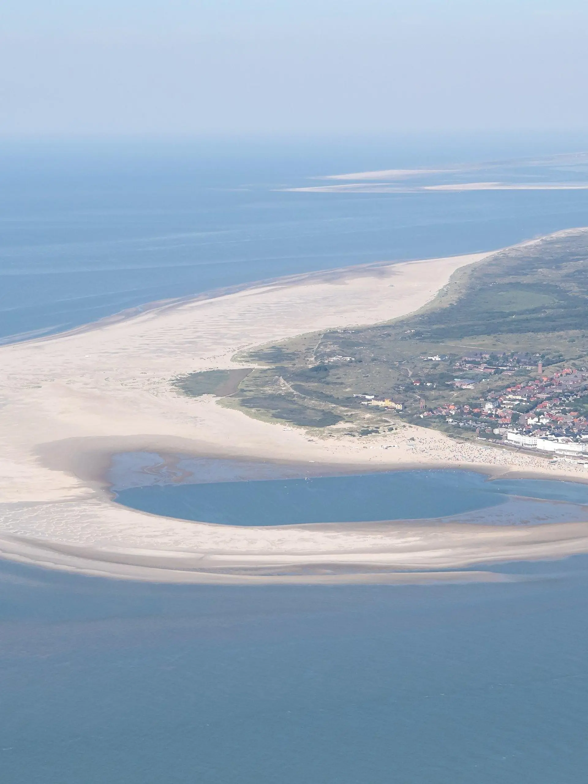 ARCHIV - 07.08.2020, Niedersachsen, Borkum: Die ostfriesische Insel Borkum. Ein Bündnis um die Deutsche Umwelthilfe geht gerichtlich gegen die umstrittene, geplante Erdgasförderung in der Nordsee nahe der Insel Borkum vor. (zu dpa: "Umwelthilfe klagt gegen geplante Erdgasförderung in der Nordsee") Foto: Sina Schuldt/dpa +++ dpa-Bildfunk +++