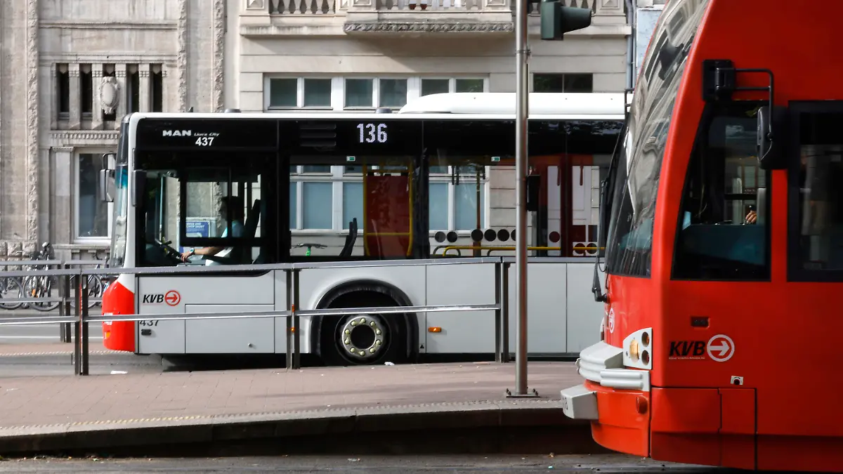 10.07.2022, Nordrhein-Westfalen, Köln: Ein Bus und eine Straßenbahn der Kölner Verkehrsbetriebe (KVB) stehen an der Haltestelle Neumarkt. Gestiegene Corona-Inzidenzen ausgerechnet während der Ferienzeit machen Verkehrsunternehmen in Nordrhein-Westfalen zu schaffen - teils sind Ausfälle bei Bus und Bahn die Folge. Foto: Thomas Banneyer/dpa +++ dpa-Bildfunk +++