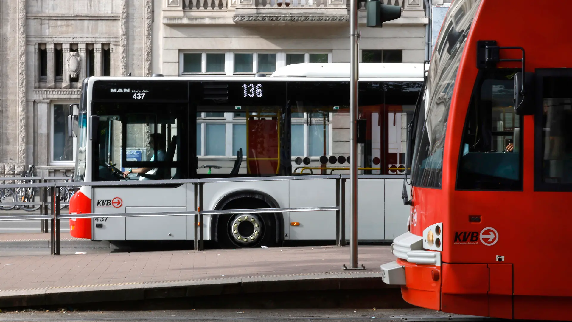 10.07.2022, Nordrhein-Westfalen, Köln: Ein Bus und eine Straßenbahn der Kölner Verkehrsbetriebe (KVB) stehen an der Haltestelle Neumarkt. Gestiegene Corona-Inzidenzen ausgerechnet während der Ferienzeit machen Verkehrsunternehmen in Nordrhein-Westfalen zu schaffen - teils sind Ausfälle bei Bus und Bahn die Folge. Foto: Thomas Banneyer/dpa +++ dpa-Bildfunk +++