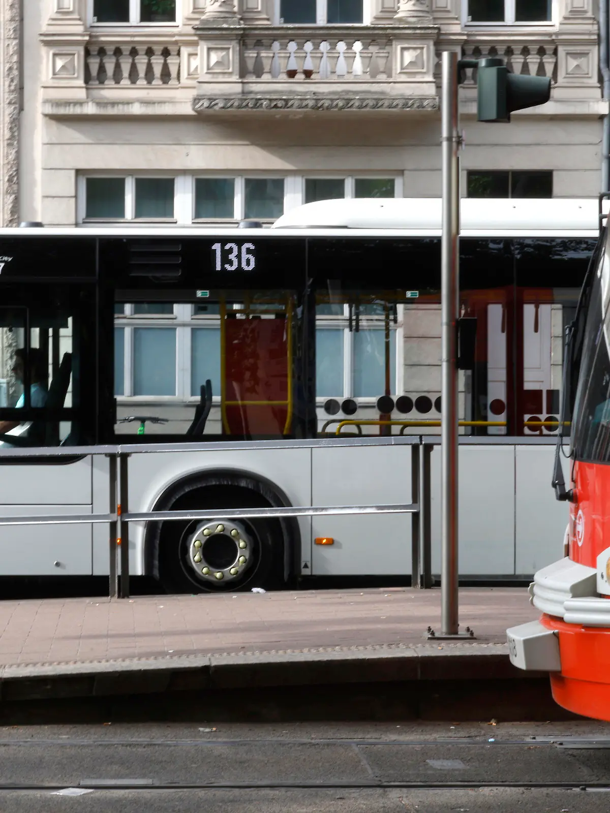 10.07.2022, Nordrhein-Westfalen, Köln: Ein Bus und eine Straßenbahn der Kölner Verkehrsbetriebe (KVB) stehen an der Haltestelle Neumarkt. Gestiegene Corona-Inzidenzen ausgerechnet während der Ferienzeit machen Verkehrsunternehmen in Nordrhein-Westfalen zu schaffen - teils sind Ausfälle bei Bus und Bahn die Folge. Foto: Thomas Banneyer/dpa +++ dpa-Bildfunk +++