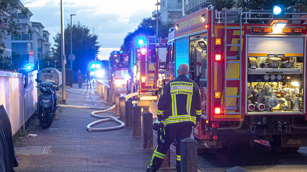 Das Feuer brach am Freitagmorgen in einer Wohnung im fünften Stock des siebenstöckigen Wohnhauses aus