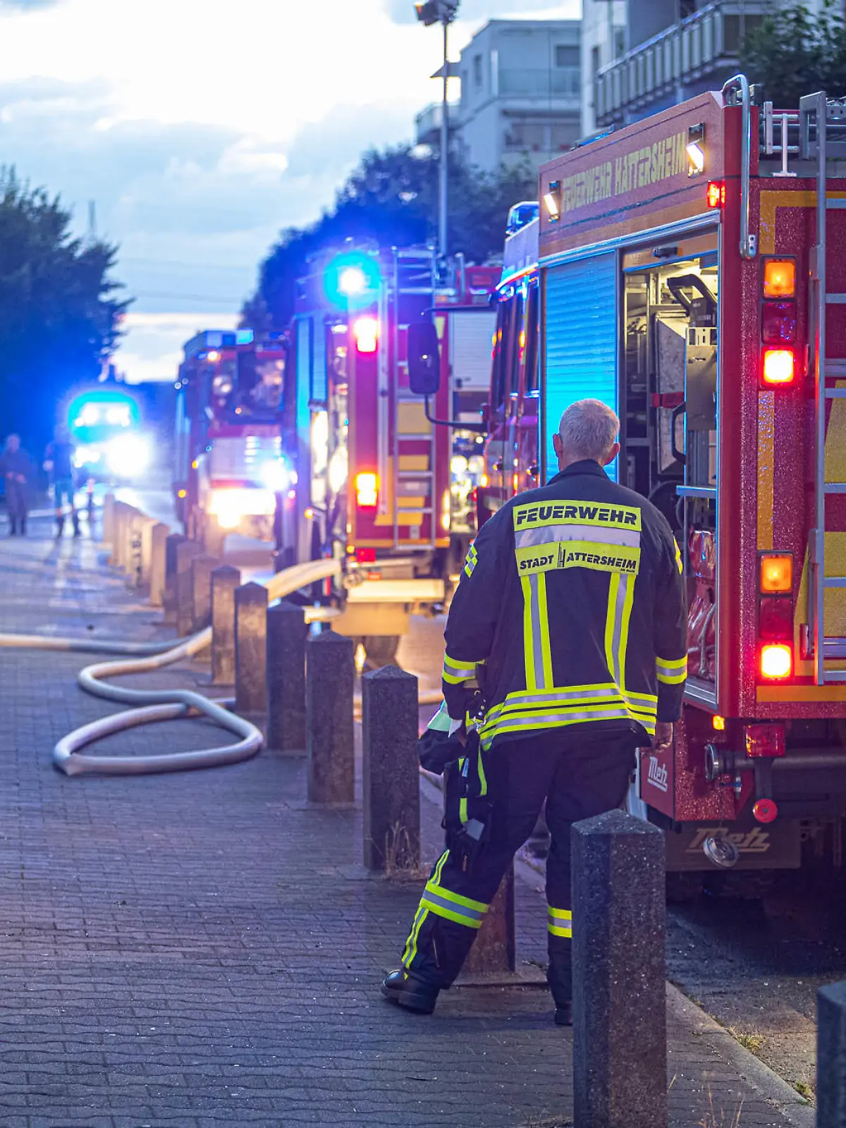 Das Feuer brach am Freitagmorgen in einer Wohnung im fünften Stock des siebenstöckigen Wohnhauses aus