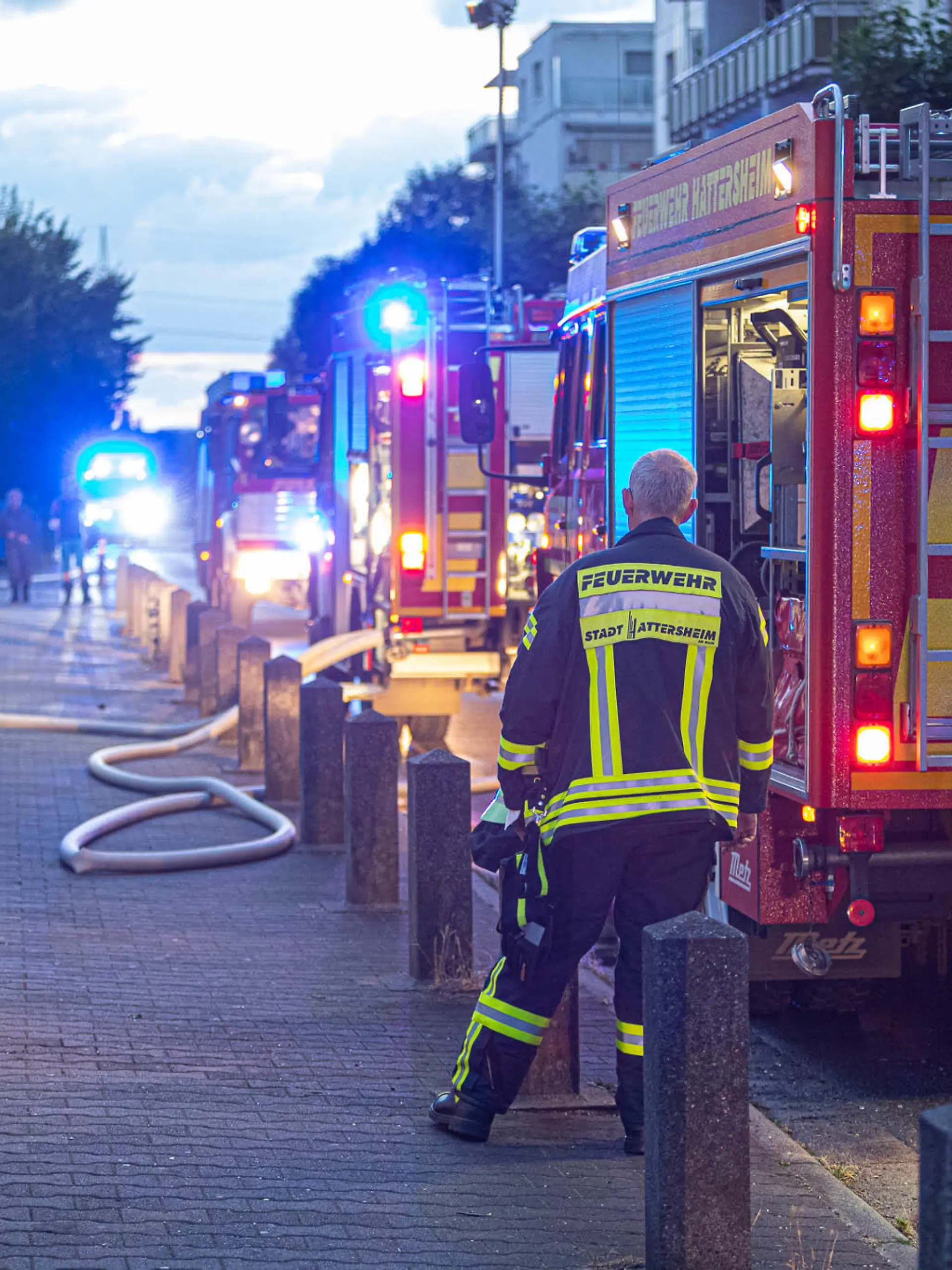 Das Feuer brach am Freitagmorgen in einer Wohnung im fünften Stock des siebenstöckigen Wohnhauses aus