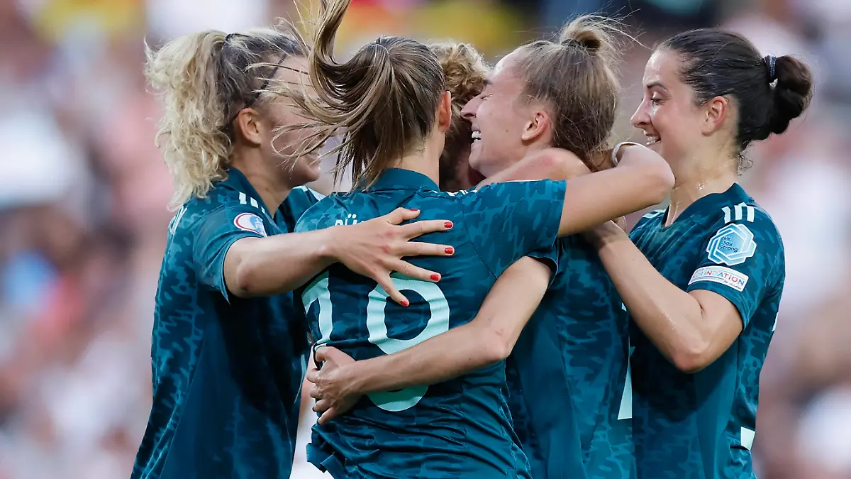 16.07.2022, Fussball, UEFA Womens EURO 2022, Finnland - Deutschland, GB, Milton Keynes, Stadium MK Bild: v. li. Jubel nach dem Tor zum 1:0, jubelnd, bejubelt, jubelt, jubeln, emotionen um die Torschuetzin Sophia Kleinherne Deutschland 2 *** 16 07 2022, football, UEFA Womens EURO 2022, Finland Germany, GB, Milton Keynes, Stadium MK picture v li cheering after goal to 1 0, cheering, cheering, cheering, emotions around goal scorer Sophia Kleinherne Germany 2 Copyright: HMBxMedia/xHeikoxBecker