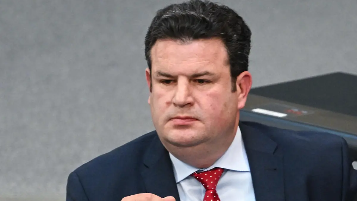 ARCHIV - 03.06.2022, Berlin: Hubertus Heil (SPD), Bundesminister für Arbeit und Soziales, verfolgt eine Debatte im Deutschen Bundestag. In der Debatte über weitere Entlastungen wegen der hohen Inflation dringt Arbeitsminister Hubertus Heil darauf, nur Menschen mit kleinen und mittleren Einkommen zu unterstützen. (zu dpa: «Heil: Entlastungen auf kleine und mittlere Einkommen konzentrieren») Foto: Britta Pedersen/dpa +++ dpa-Bildfunk +++