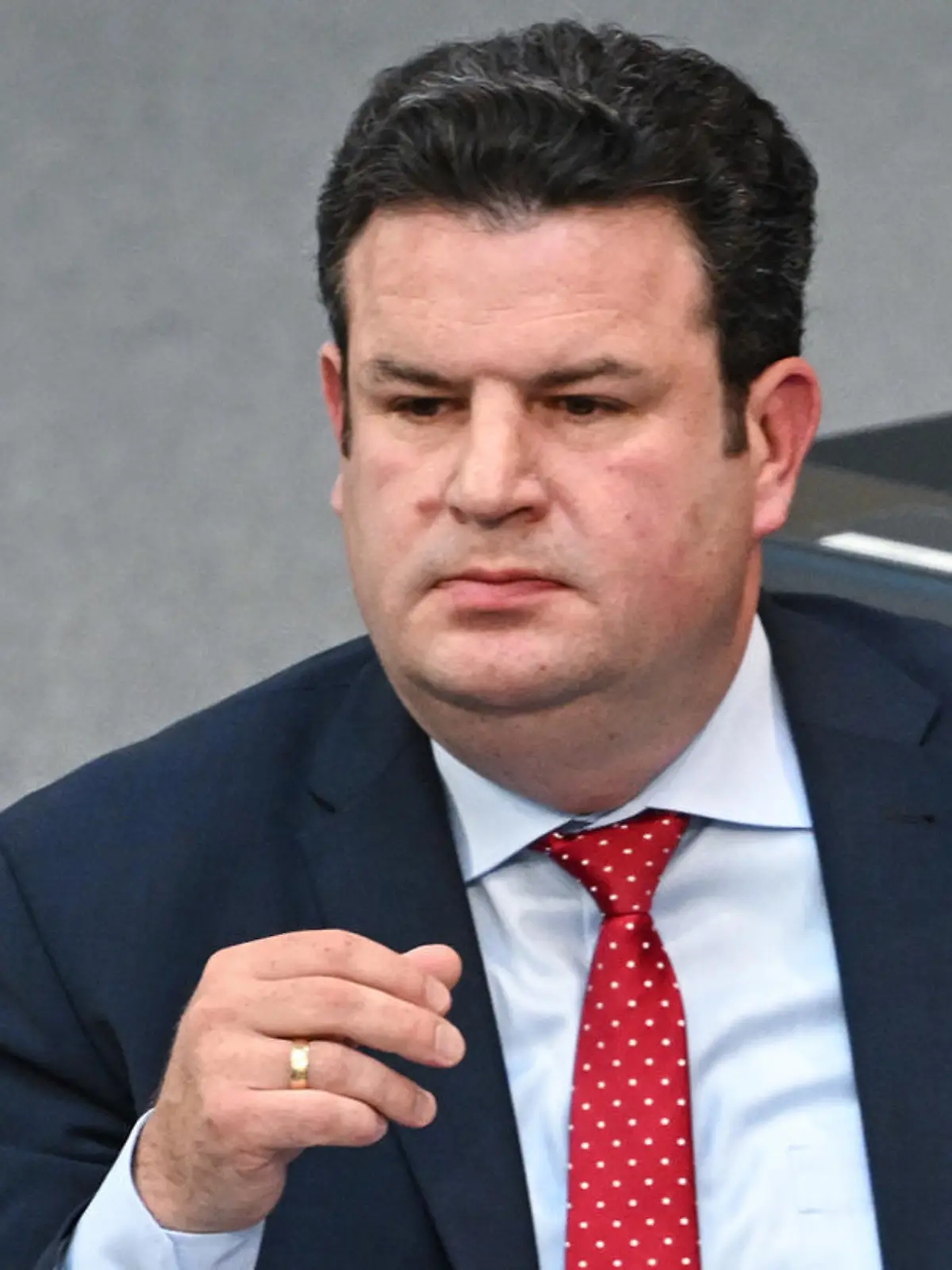 ARCHIV - 03.06.2022, Berlin: Hubertus Heil (SPD), Bundesminister für Arbeit und Soziales, verfolgt eine Debatte im Deutschen Bundestag. In der Debatte über weitere Entlastungen wegen der hohen Inflation dringt Arbeitsminister Hubertus Heil darauf, nur Menschen mit kleinen und mittleren Einkommen zu unterstützen. (zu dpa: «Heil: Entlastungen auf kleine und mittlere Einkommen konzentrieren») Foto: Britta Pedersen/dpa +++ dpa-Bildfunk +++