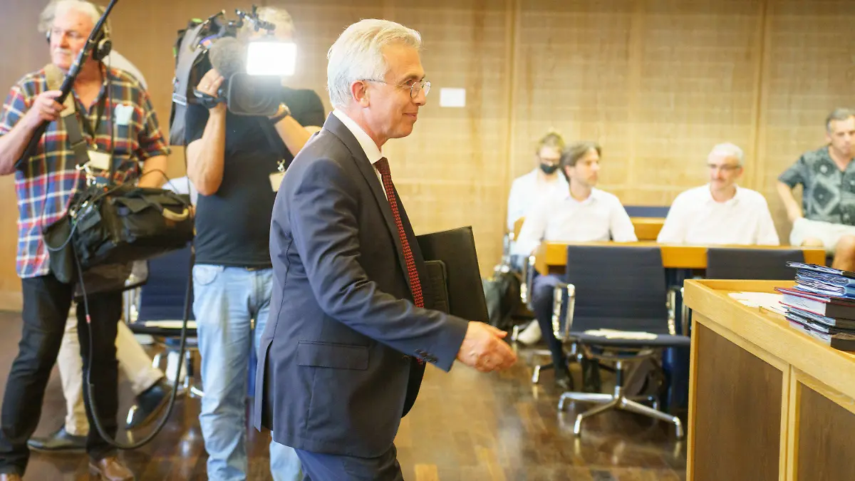 14.07.2022, Hessen, Frankfurt/Main: Der Frankfurter Oberbürgermeister Peter Feldmann kommt zur Stadtverordnetenversammlung im Römer an. Die Römerkoalition will hier das Abwahlverfahren für den umstrittenen OB auf den Weg bringen. Foto: Frank Rumpenhorst/dpa +++ dpa-Bildfunk +++