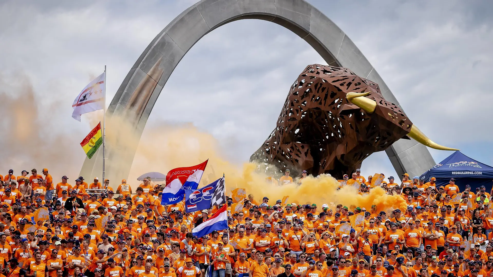 SPIELBERG - Fans of Max Verstappen 1 during the drivers parade ahead of the Austrian Grand Prix at the Red Bull Ring on July 10, 2022 in Spielberg, Austria. ANP SEM VAN DER WAL F1 Grand Prix of Austria 2022 xVIxANPxSportx/xxANPxIVx *** SPIELBERG Fans of Max Verstappen 1 during the drivers parade ahead of the Austrian Grand Prix at the Red Bull Ring on July 10, 2022 in Spielberg, Austria ANP SEM VAN DER WAL F1 Grand Prix of Austria 2022 xVIxANPxSportx xxANPxIVx 451589383 originalFilename: 451589383.jpg