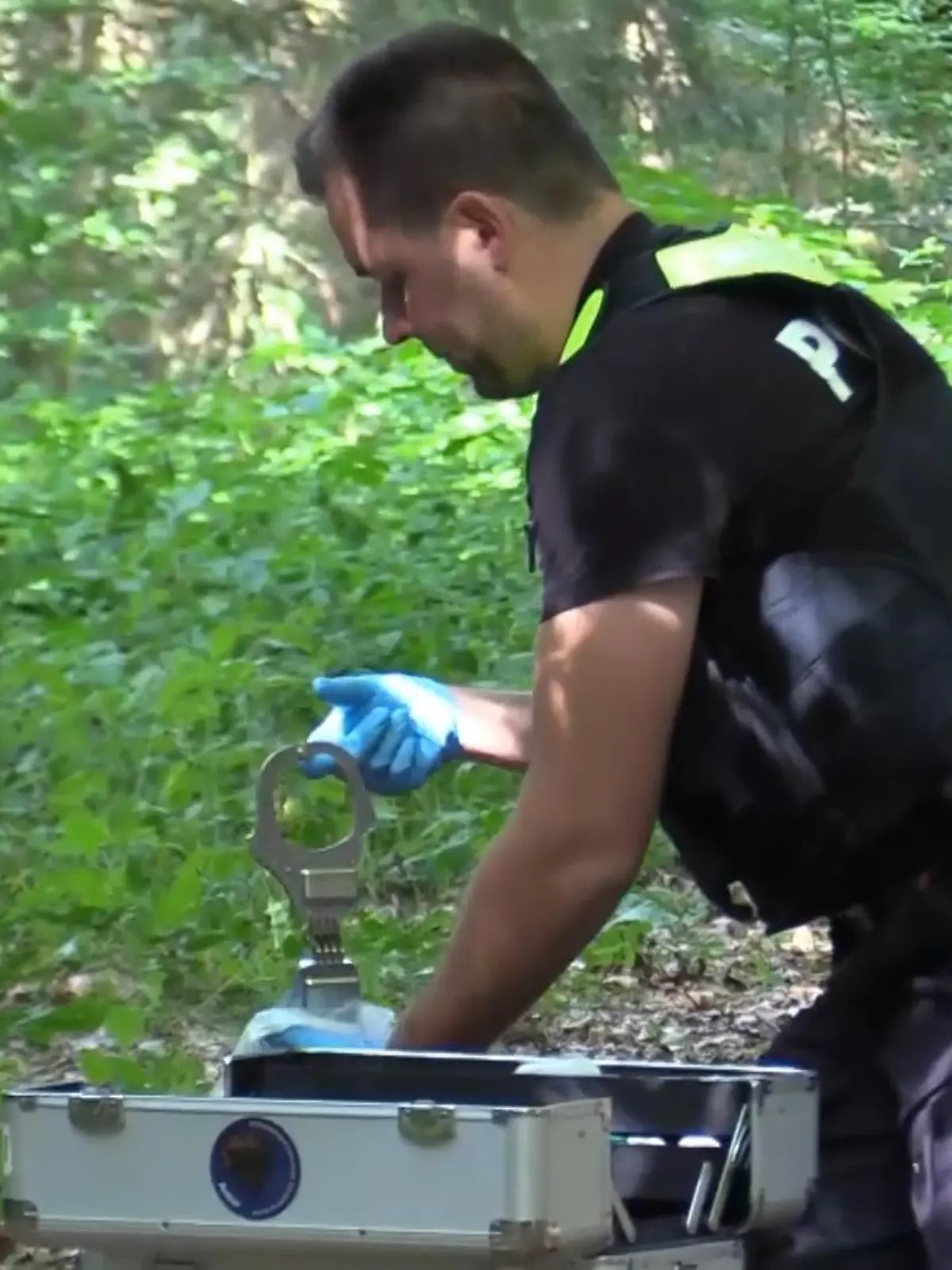 Die Polizei warnt vor einem Gefangenen, der am Donnerstag bei einem Transport in Soltau im Heidekreis geflüchtet ist. Er gilt als gewalttätig, schrieb die Polizei. Der Mann war in Begleitung auf dem Weg von einem Gerichtstermin in Lüneburg zum Maßregelvollzug in Rehburg/Loccum. Mehr dazu im Video.