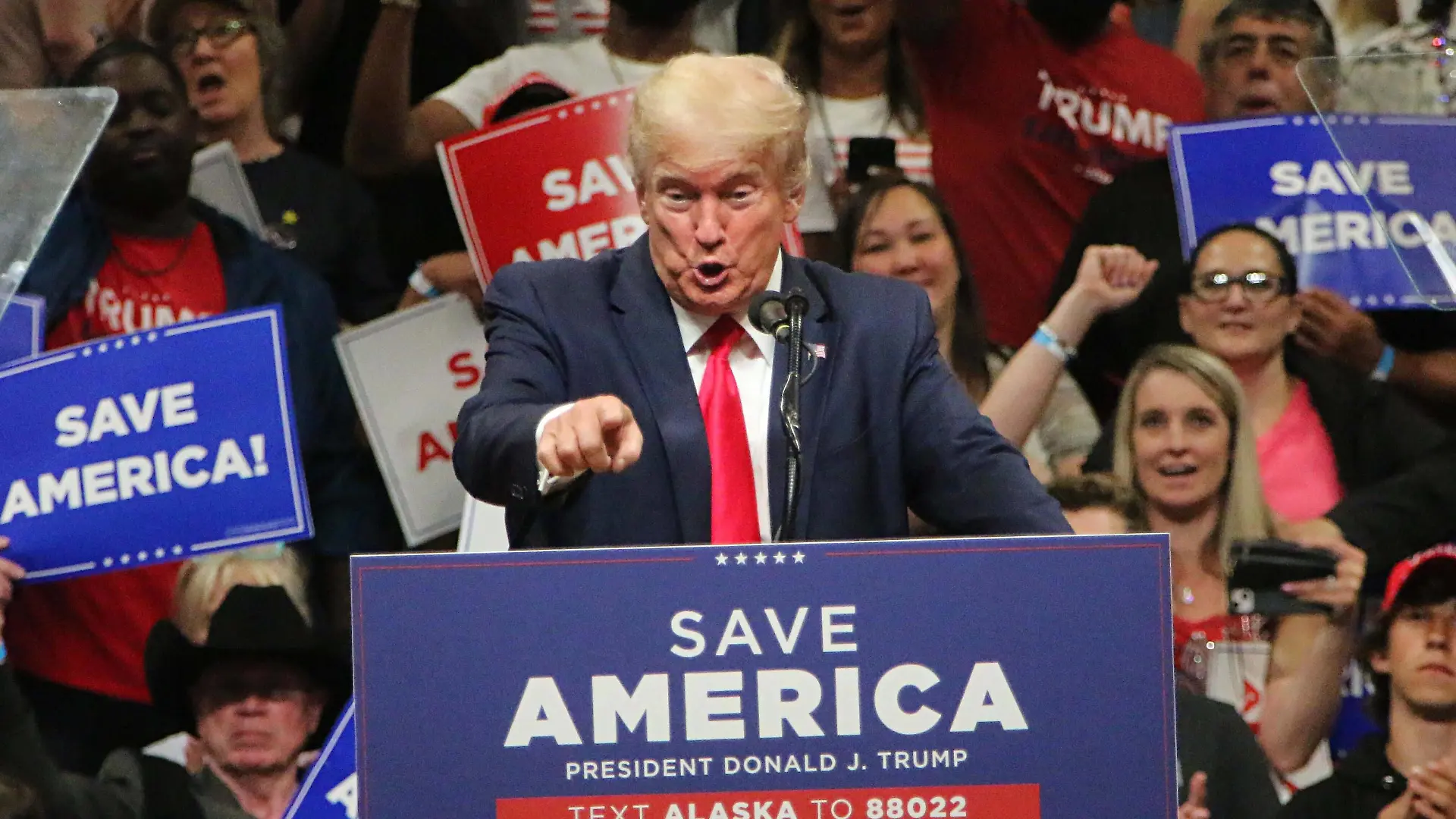 USA, Donald Trump spricht vor Anhängern in Anchorage July 9, 2022, Anchorage, Alaska, USA: DONALD TRUMP addresses the crowd at a rally in Anchorage to support Republican U.S. House candidate Sarah Palin and U.S. Senate candidate Kelly Tshibaka. Anchorage USA - ZUMANCHO 20220710_mda_g36_369 Copyright: xAlxGrillox