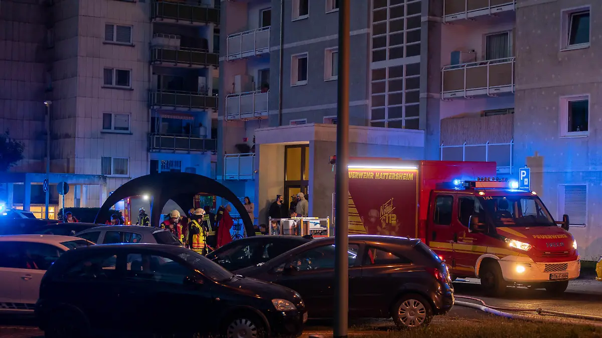 Über die Brandursache war laut Polizei zunächst nichts bekannt.