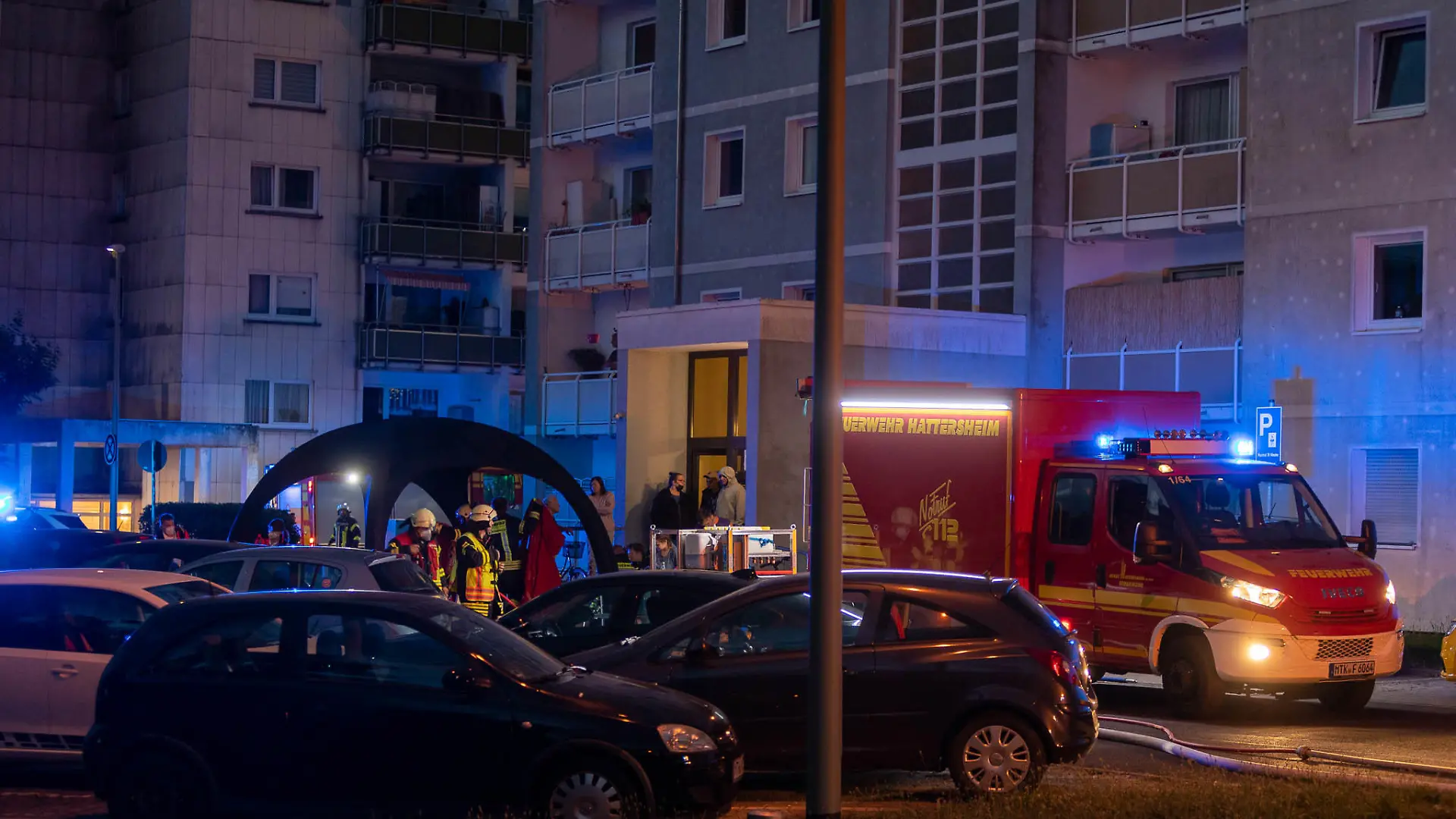 Über die Brandursache war laut Polizei zunächst nichts bekannt.