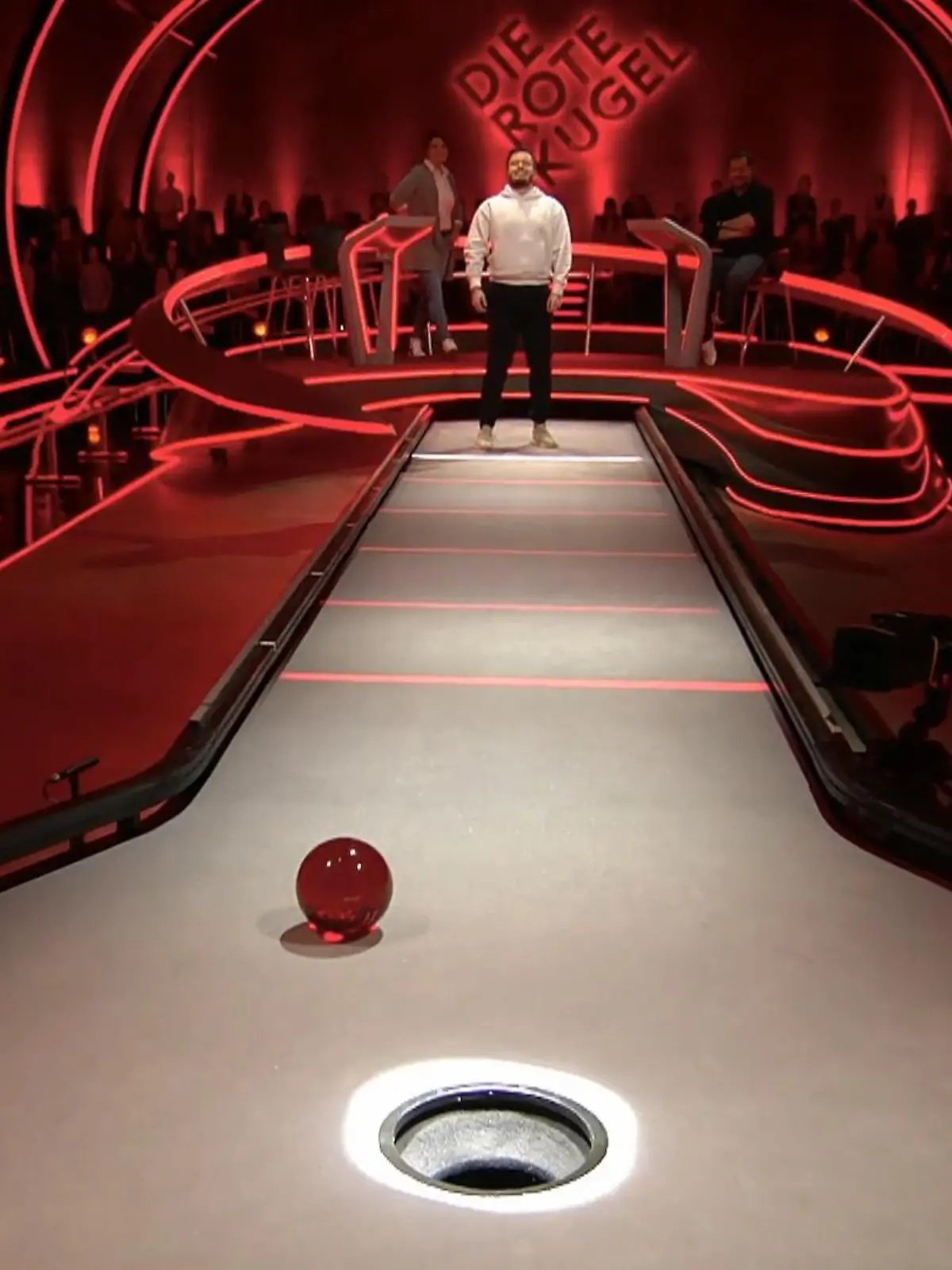 Bild zu: "So nah und doch so fern – die rote Kugel verhungert!"