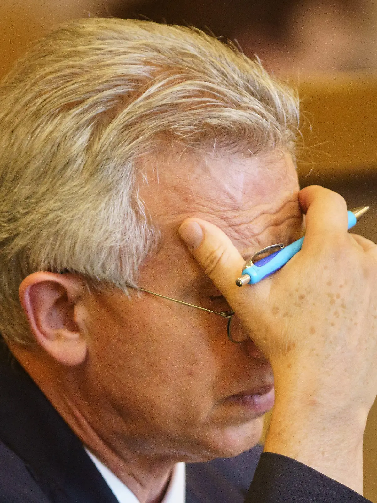 14.07.2022, Hessen, Frankfurt/Main: Der Frankfurter Oberbürgermeister Peter Feldmann sitzt bei der Stadtverordnetenversammlung im Römer auf seinem Platz. Die Römerkoalition will hier das Abwahlverfahren für umstrittenen OB auf den Weg bringen. Foto: Frank Rumpenhorst/dpa +++ dpa-Bildfunk +++
