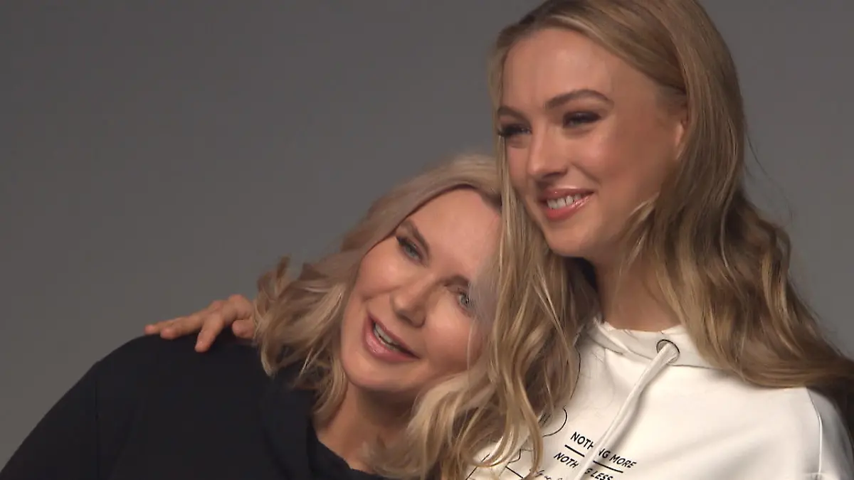 Lilly Krug modelt gemeinsam mit Mama Veronica Ferres Mutter-Tochter-Team für die gute Sache
