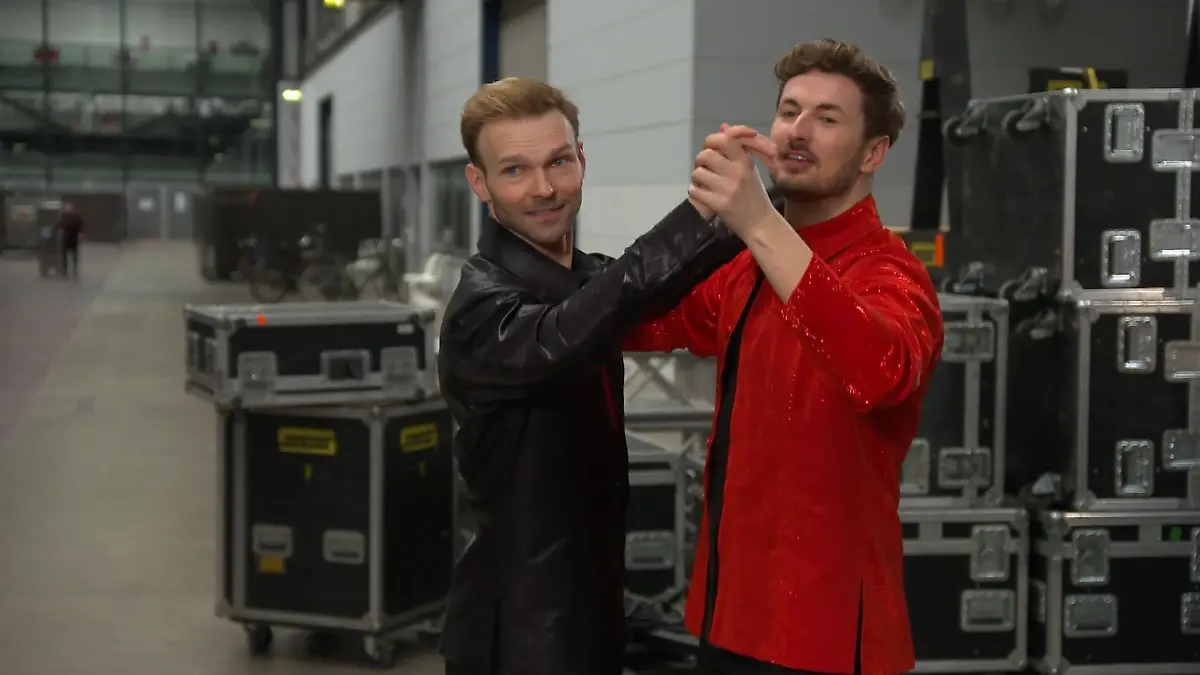 Vadim und Nicolas wechseln beim Tanzen die Führung Doppelte Herausforderung bei "Let's Dance"