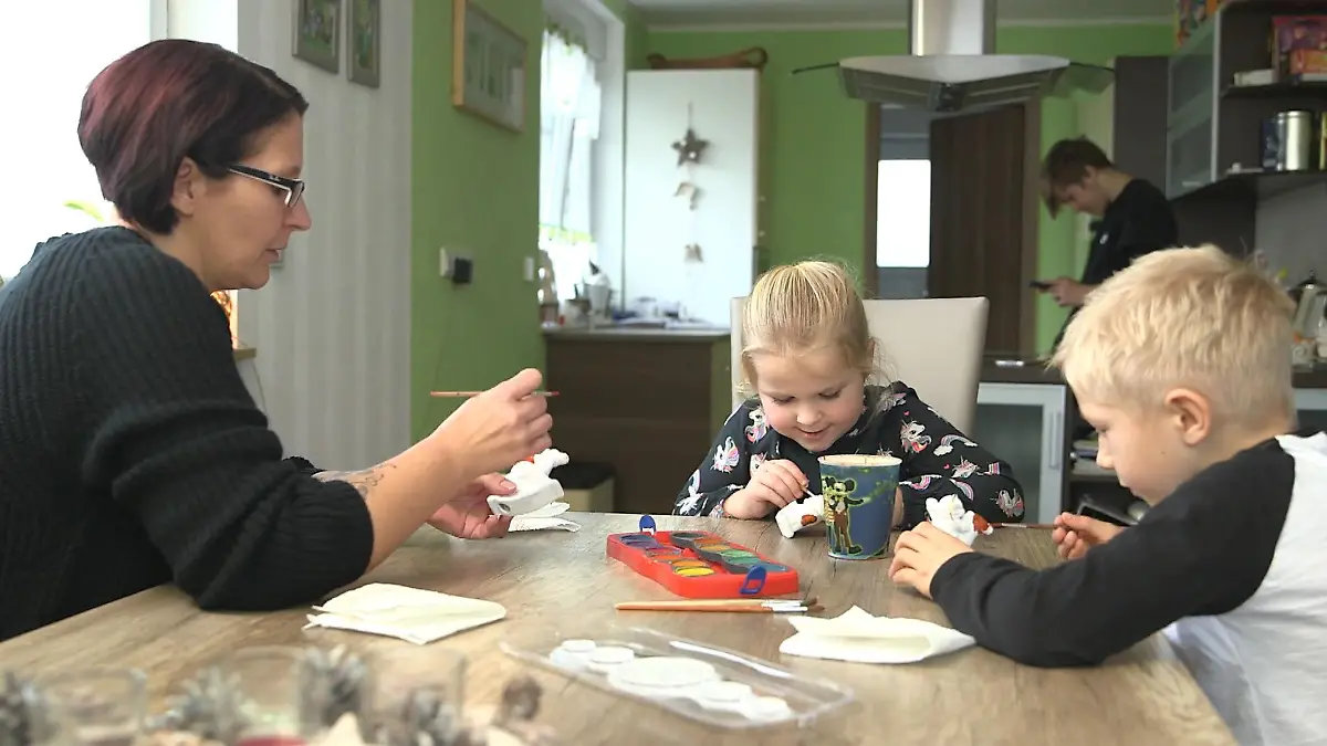 Eine Dreifach-Mama erzählt von ihrem Alltag RTL Wochenserie: Corona-Deutschland