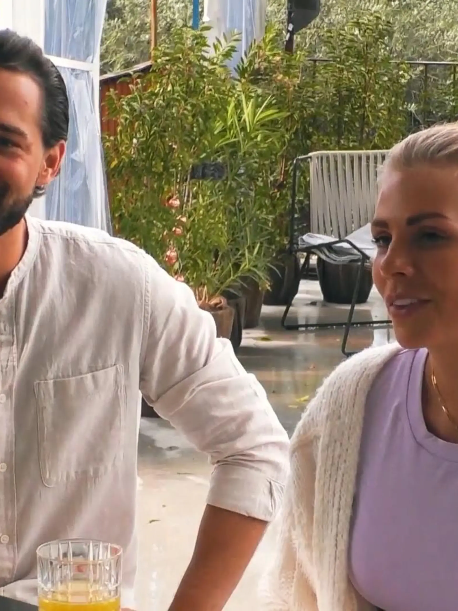 Bild zu: "Nele und Marc treffen sich zufällig und flirten, was das Zeug hält."