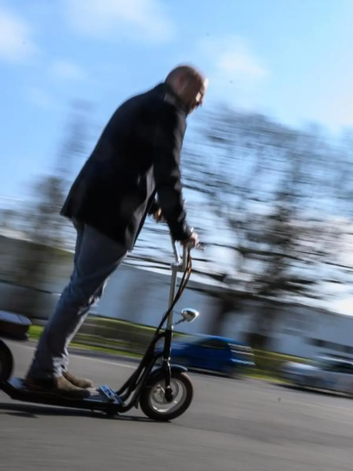 Ein Mann fährt auf einem Elektrotretroller