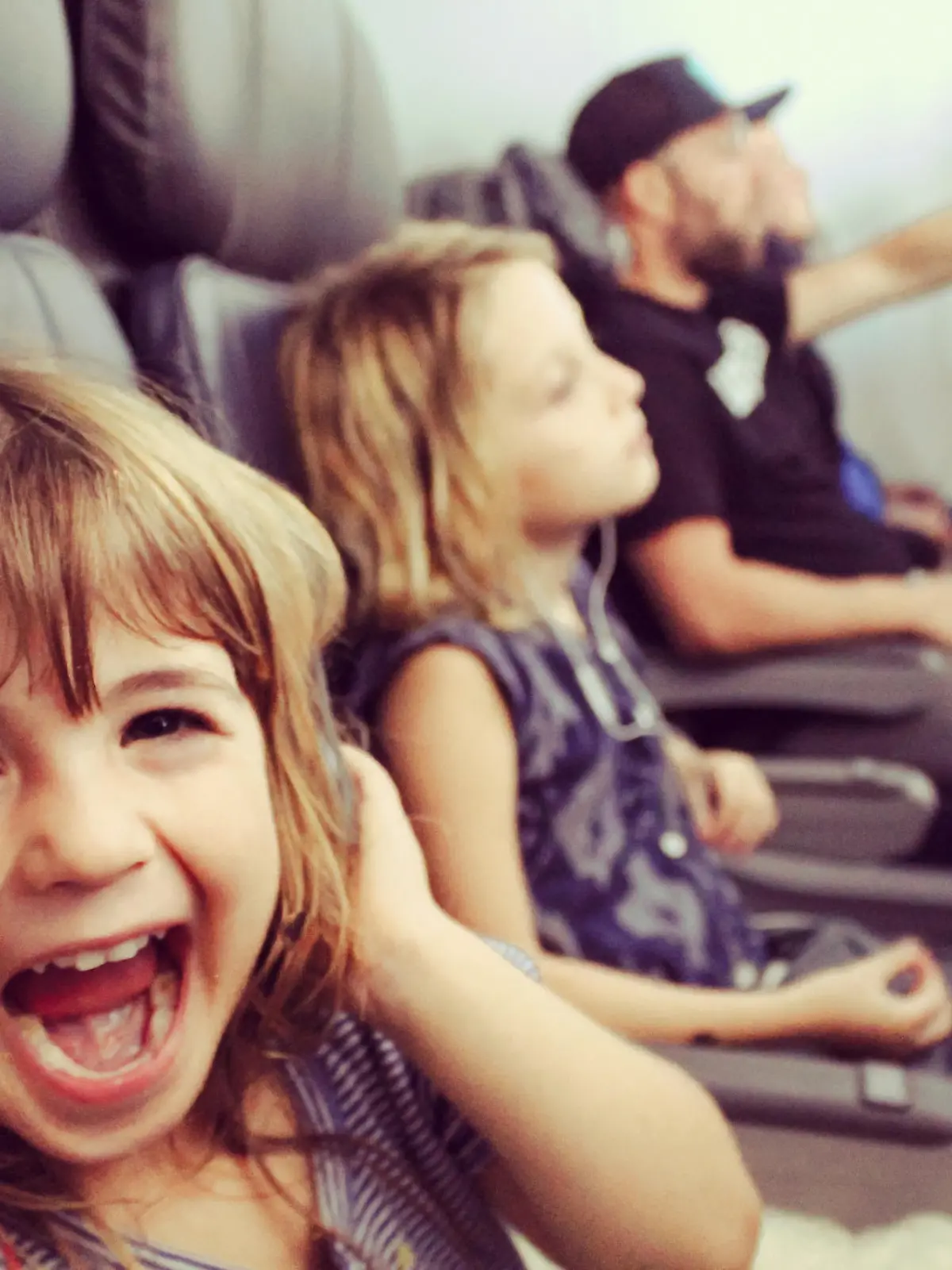 Kind schreit im Flugzeug